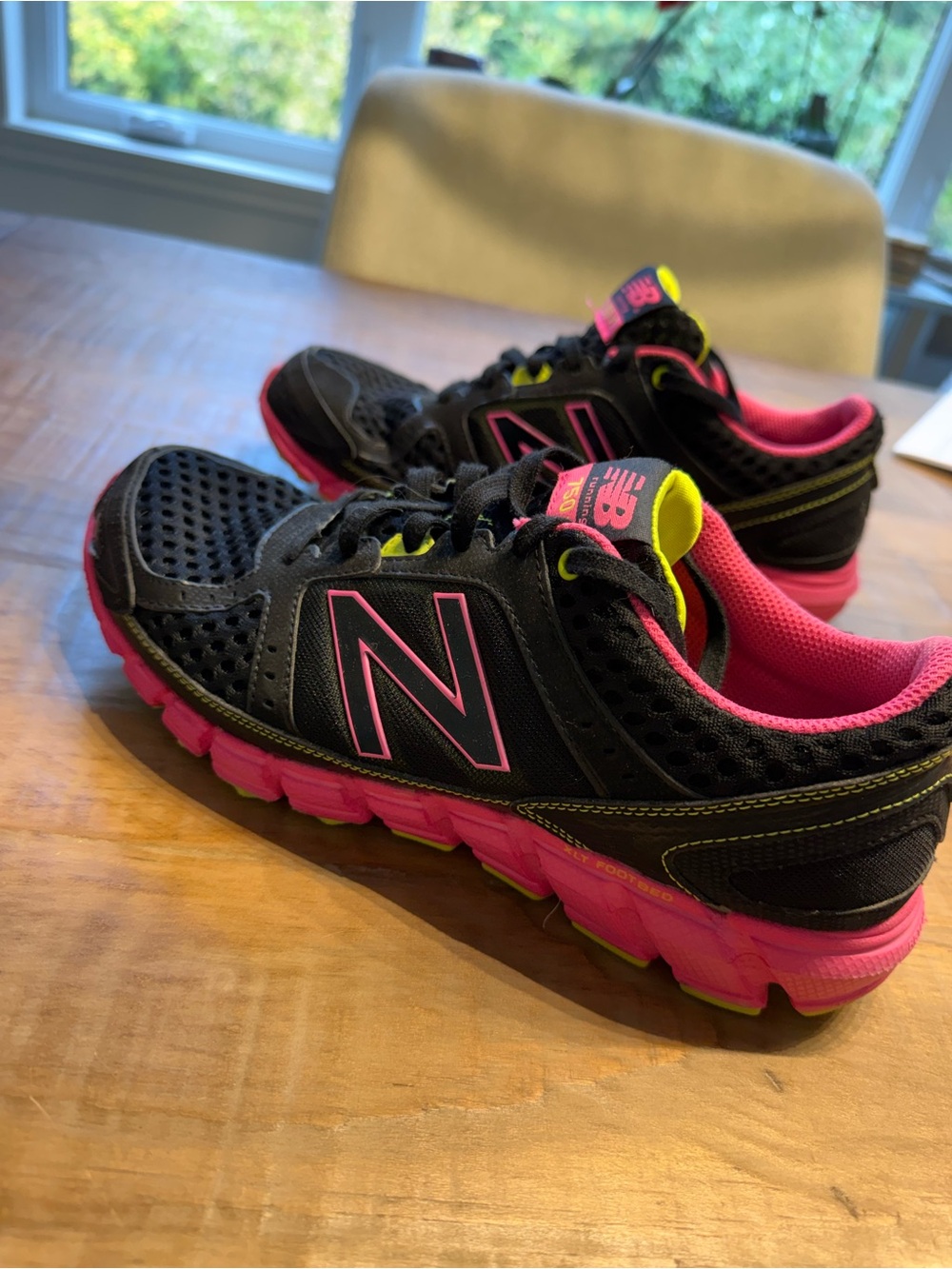 New Balance 750 v1 Women’s 8.5 Black Pink Neon Retro Running Shoes